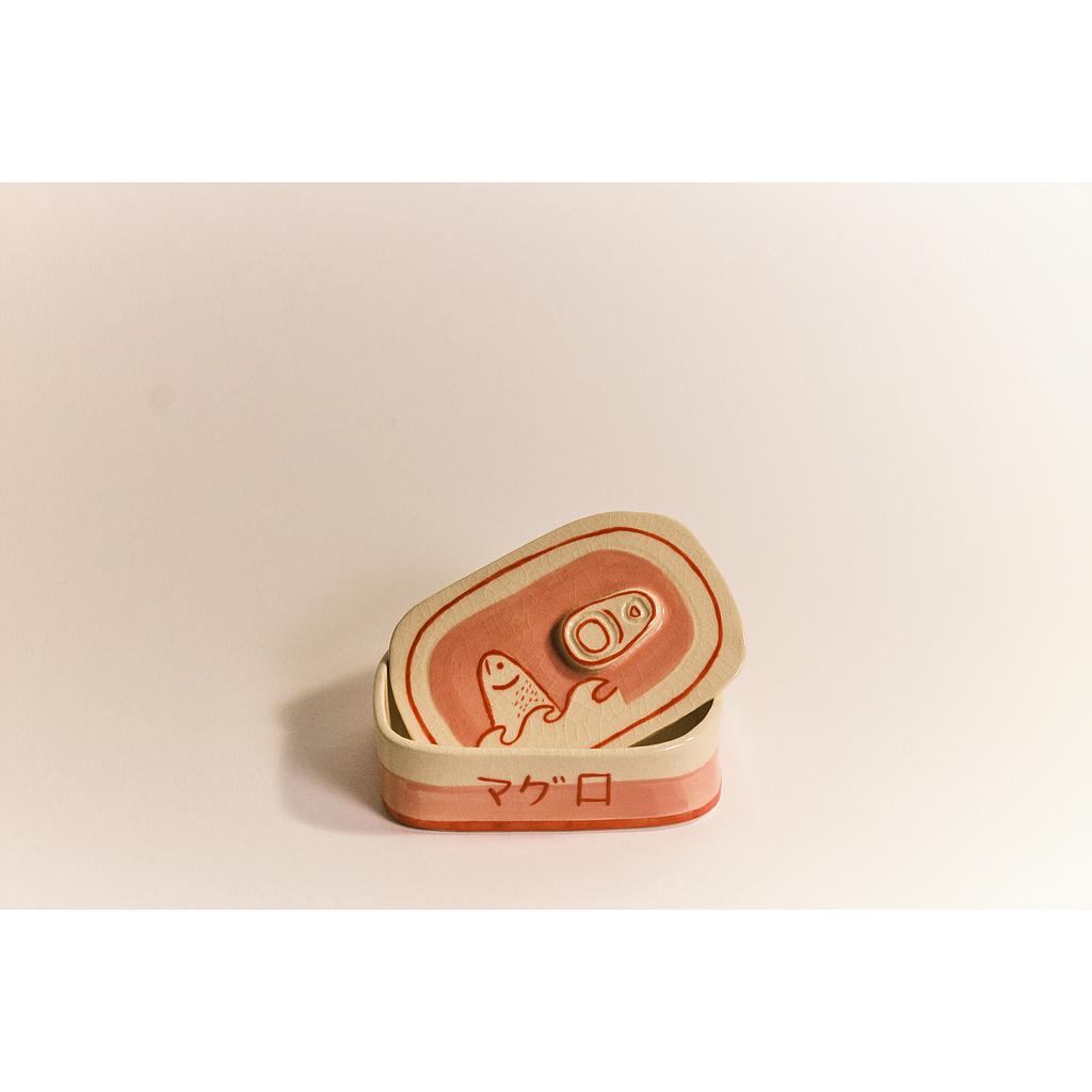 Caja de sardina rosa blanca y rojo