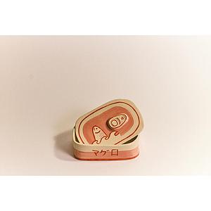 Caja de sardina rosa blanca y rojo